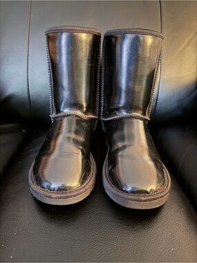 UGG Classic Short Patent Leather Boots Black Sheepskin Lined Women’s Size 6